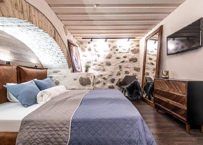 Unesco Hidden Arches - Restored 3 Bedroom Apartment In The Historic Pilies St.