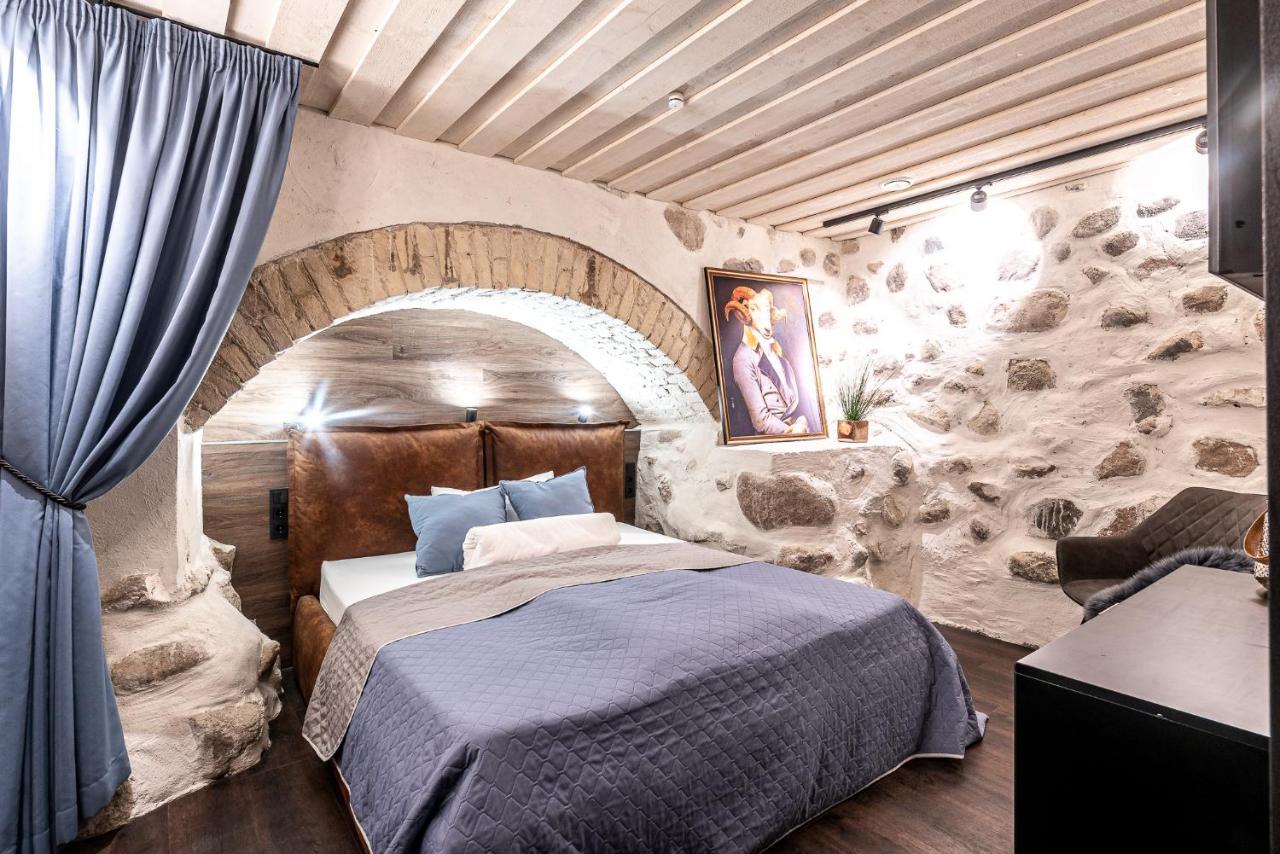 Unesco Hidden Arches - Restored 3 Bedroom In The Historic Pilies St. Vilnius