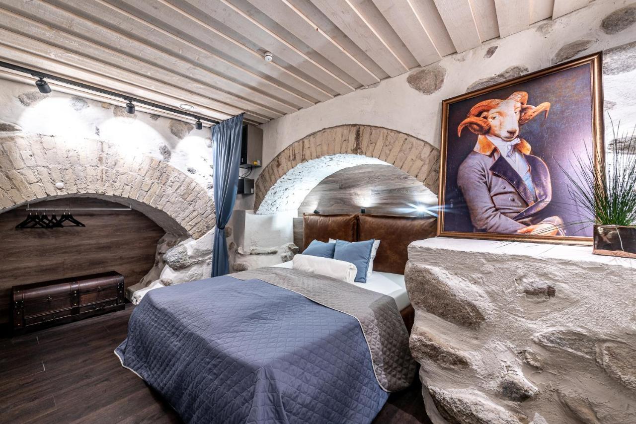 Apartment Unesco Hidden Arches - Restored 3 Bedroom In The Historic Pilies St. Vilnius
